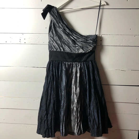 MAGGY LONDON Party dress one shoulder bow crinkle grey navy black evening midi - Picture 4 of 5